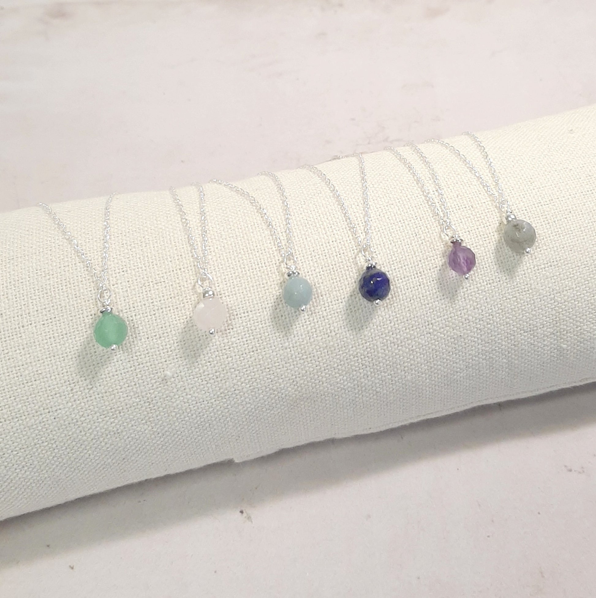 Collier ras du cou en argent et pierres naturelles