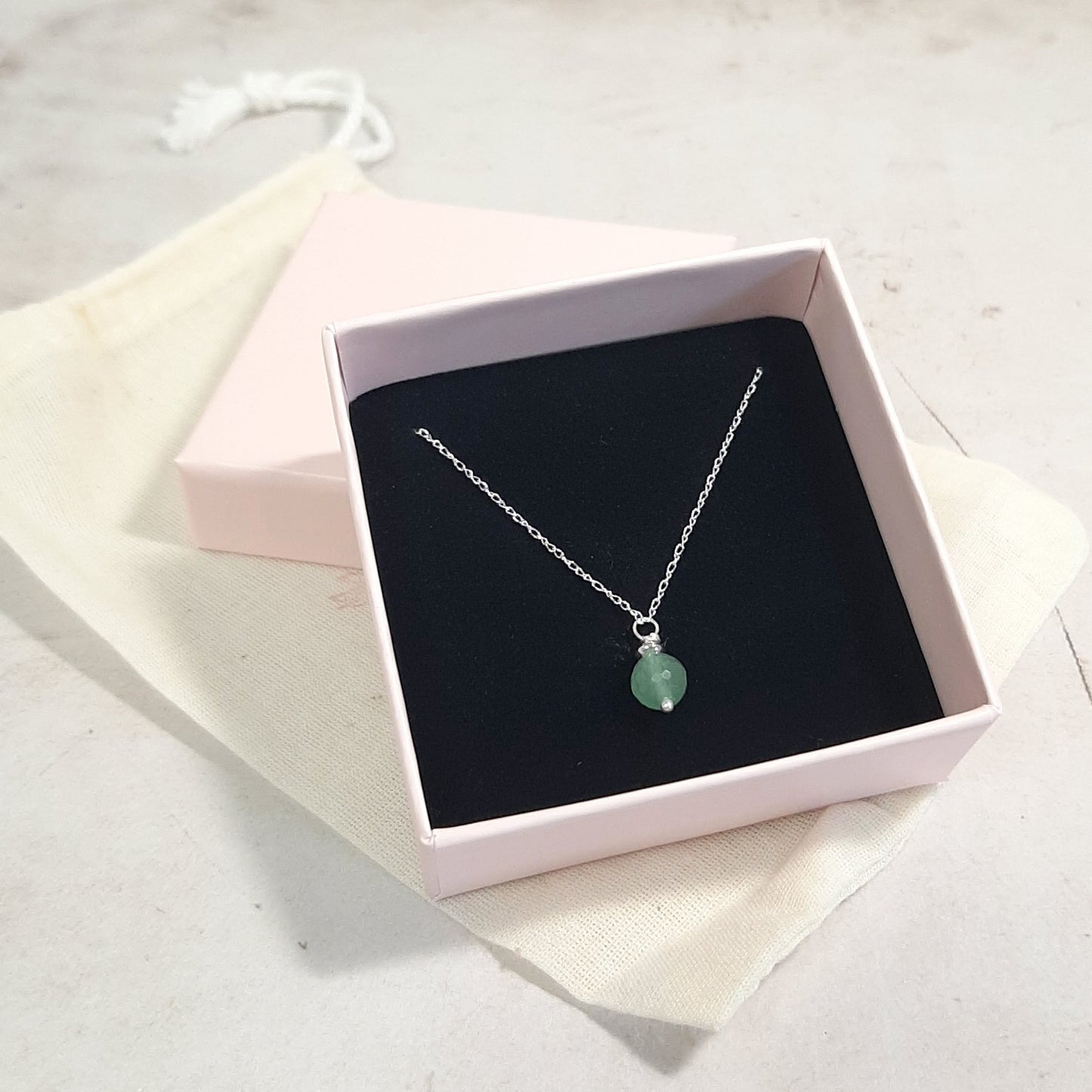 Packaging écologique collier pierres naturelles, présentation soignée