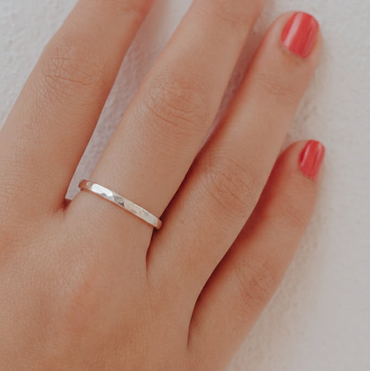 Alliance minimaliste pour homme ou femme en argent massif martelé