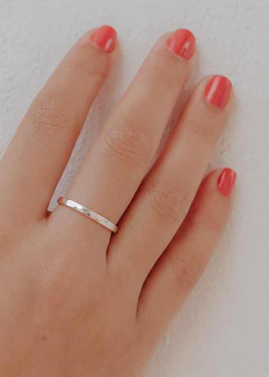 Alliance minimaliste pour homme ou femme en argent massif martelé