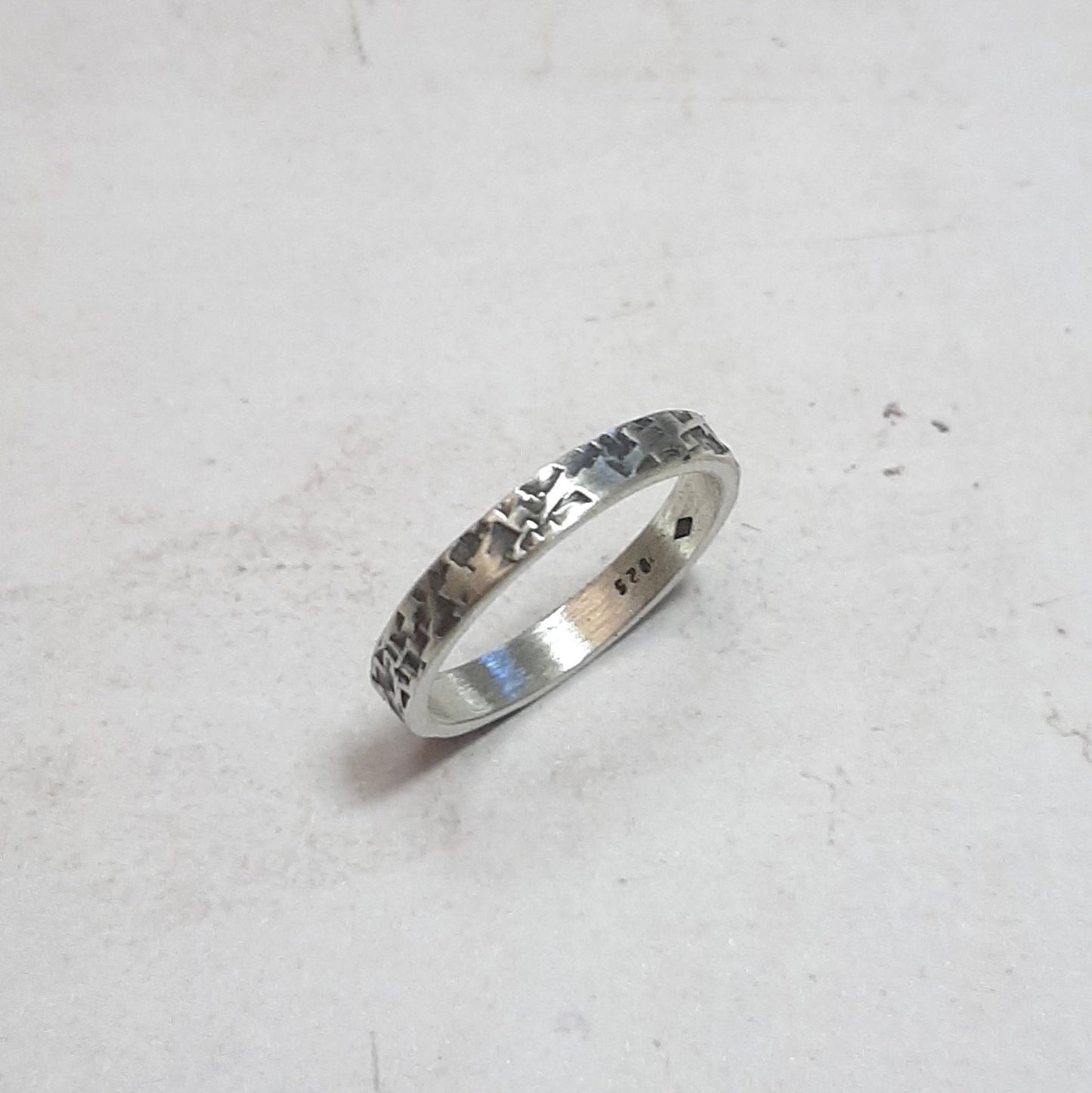 bague pour homme ou femme en argent massif martelé et patiné 