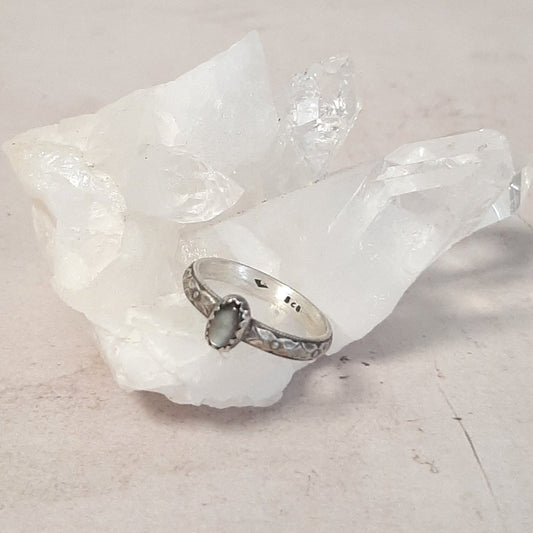 Bague ethnique en argent sterling avec une nacre.
Cette bague minimaliste allie la pureté de l'argent massif patiné à l'éclat délicat de la nacre perlière. Ses motifs floraux subtils ajoutent une touche sophistiquée et naturelle, parfaite pour compléter un look épuré ou apporter une note raffinée à une tenue plus habillée.