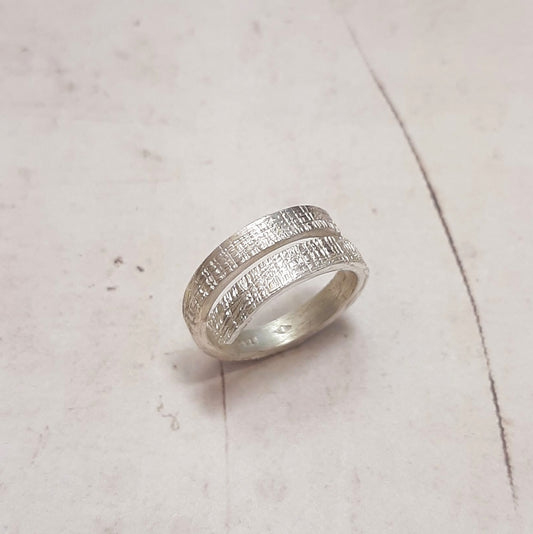 Bague ouverte en argent massif ciselé, au charme intemporel. Sa conception ouverte assure un ajustement parfait et un confort optimal au quotidien. Chaque bague est confectionnée à la main, offrant une texture unique.