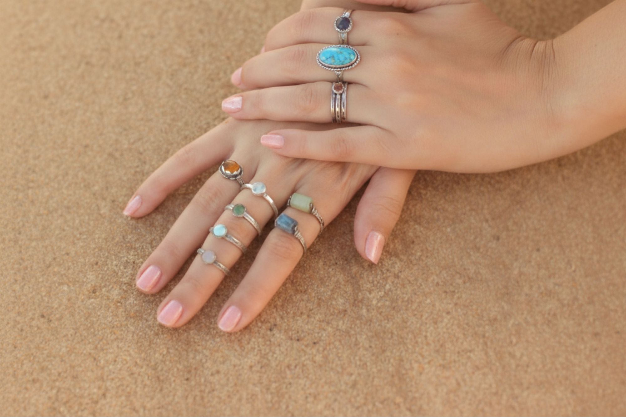 Découvrez la sélection Vide-Atelier de créations artisanales uniques et modèles proposés à petits prix, fabriqués à la main en argent massif 925 et ornés de pierres naturelles. Cette collection rassemble des pièces originales ou orphelines, en quantités très limitées, parfaites pour celles qui aiment les bijoux singuliers, durables et éthiques, façonnés avec soin dans mon atelier en France.