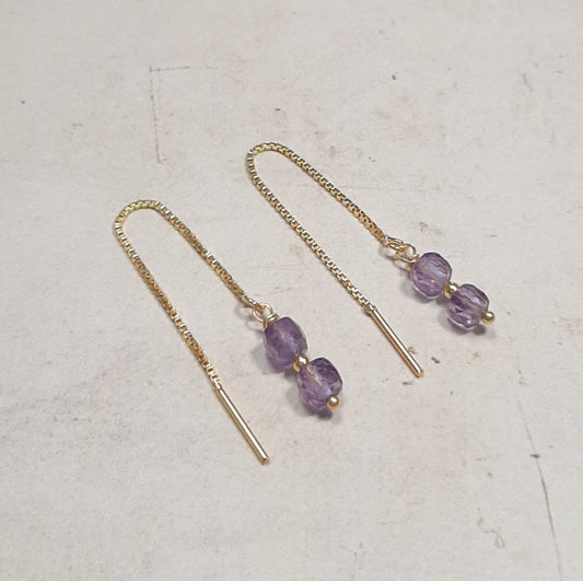 Boucles d'oreilles chaînes réglables en argent 925 doré à l'or fin 24 carats et pierres fines: améthyste. Les pierres sont naturelles, leurs couleurs peuvent varier légèrement.