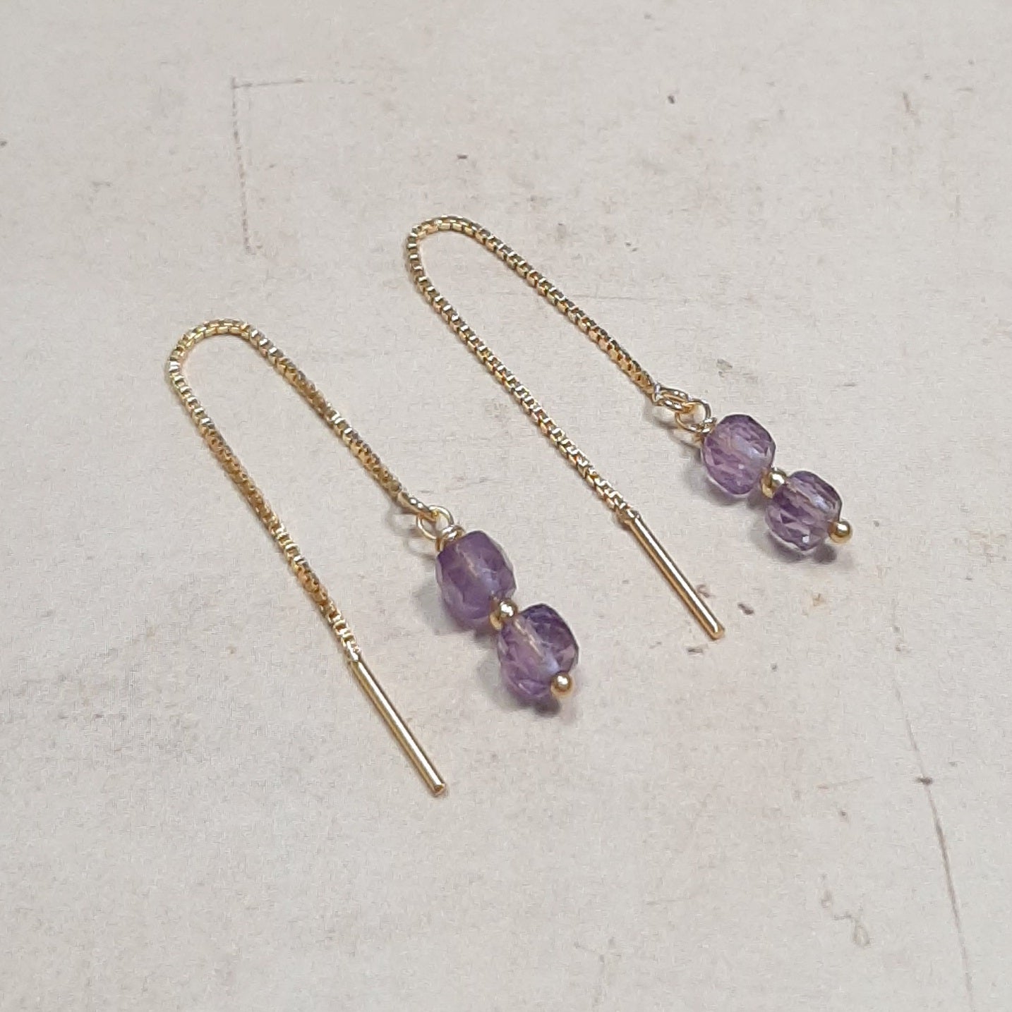 Boucles d'oreilles chaînes réglables en argent 925 doré à l'or fin 24 carats et pierres fines: améthyste. Les pierres sont naturelles, leurs couleurs peuvent varier légèrement.