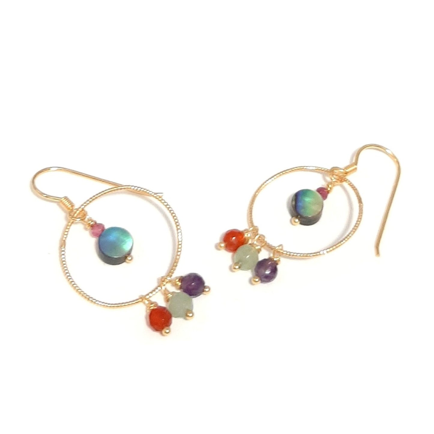 Boucles d'oreilles avec anneaux, fabriquées en argent 925 doré, se distinguent par un design vibrant et coloré grâce à l'utilisation de pierres naturelles multicolores. 