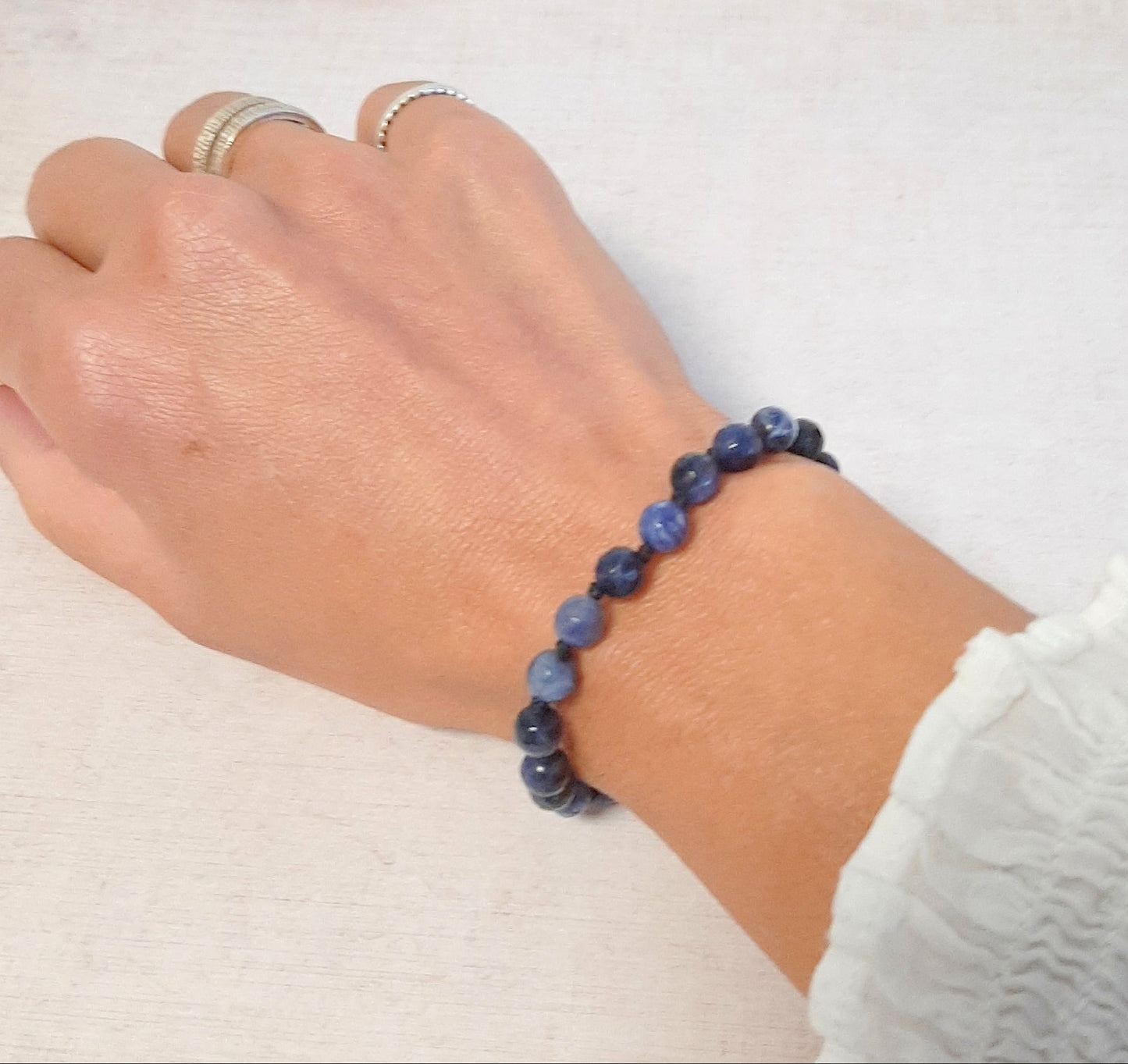 Bracelet Sodalite fait main, symbole de sérénité et d’expression
