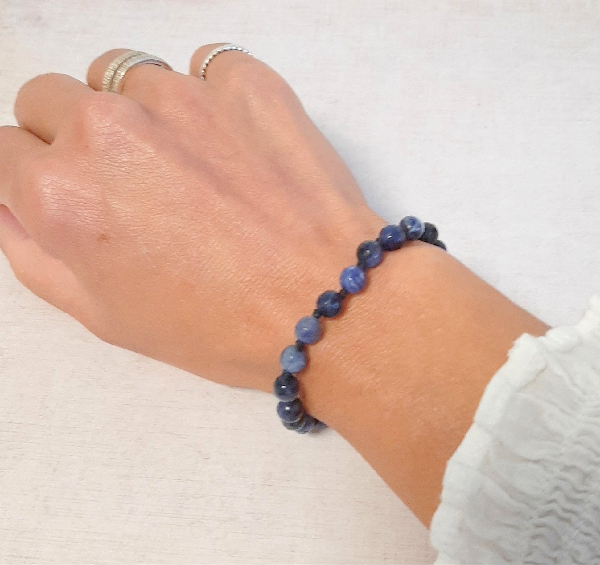 Bracelet Sodalite fait main, symbole de sérénité et d’expression