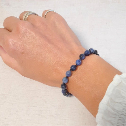 Bracelet Sodalite fait main, symbole de sérénité et d’expression