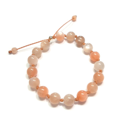 Bracelet féminin symbole de douceur et d’intuition, pierre de lune. Idée cadeau femme.