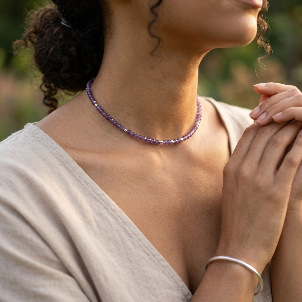 Collier améthyste en argent 925 porté autour du cou