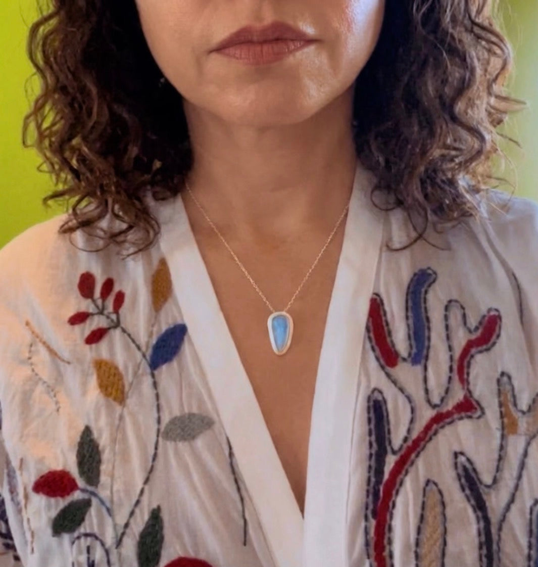 pendentif opale naturelle reflets irisés