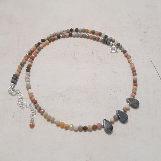 Collier ras du cou en jaspe polychrome et larvikite, apprêts en argent