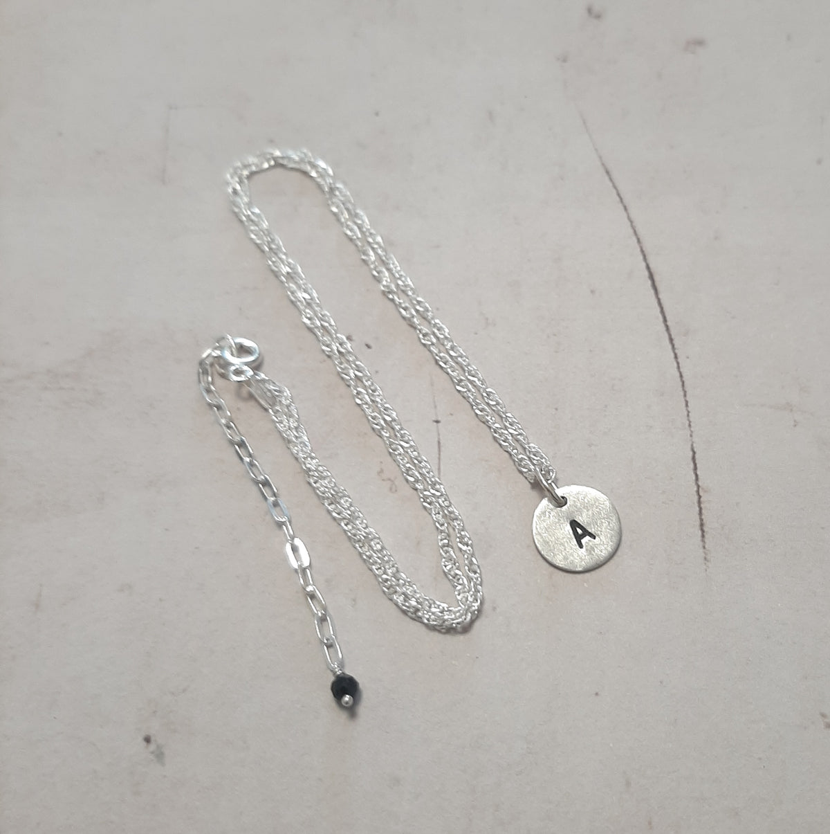 Détail de la chaînette d'ajustement et du fermoir du collier en argent 925