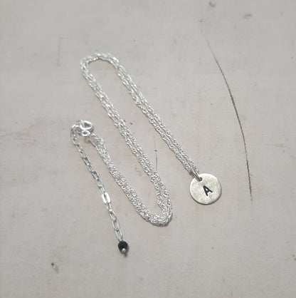 Détail de la chaînette d'ajustement et du fermoir du collier en argent 925
