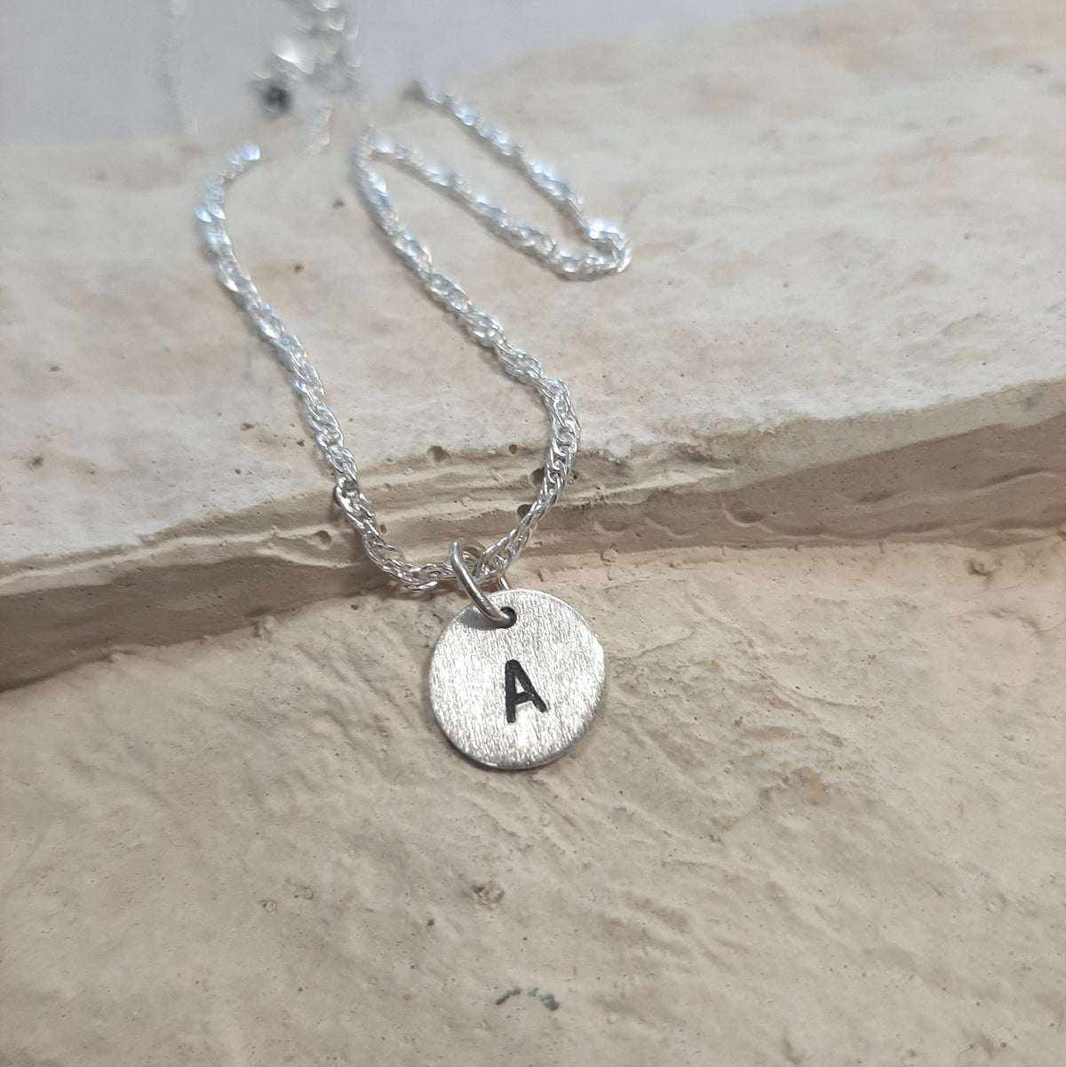 Collier lettre initiale en argent 925 avec médaille gravée,