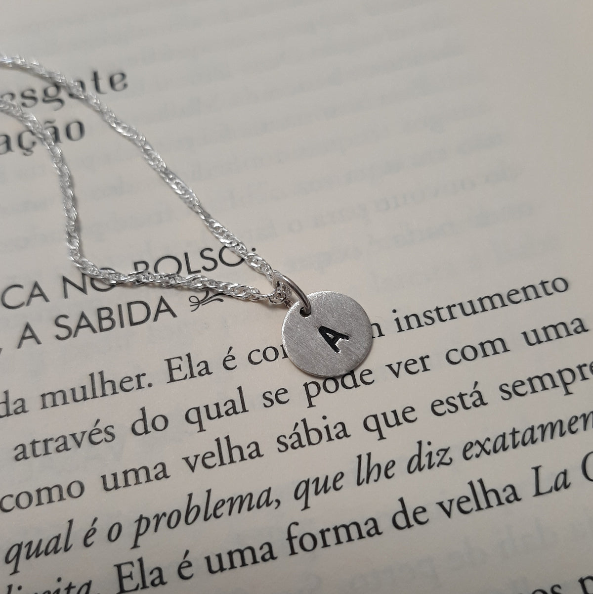 Collier lettre initiale en argent 925 avec médaille gravée, vue de face