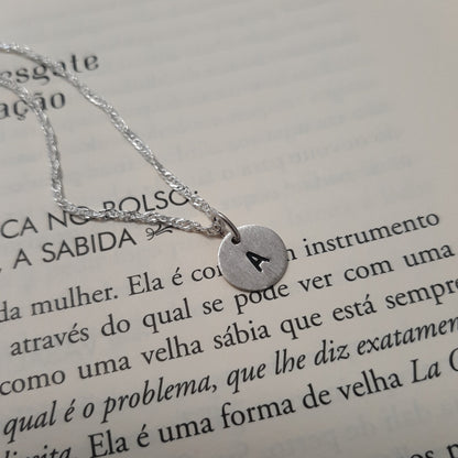 Collier lettre initiale en argent 925 avec médaille gravée, vue de face