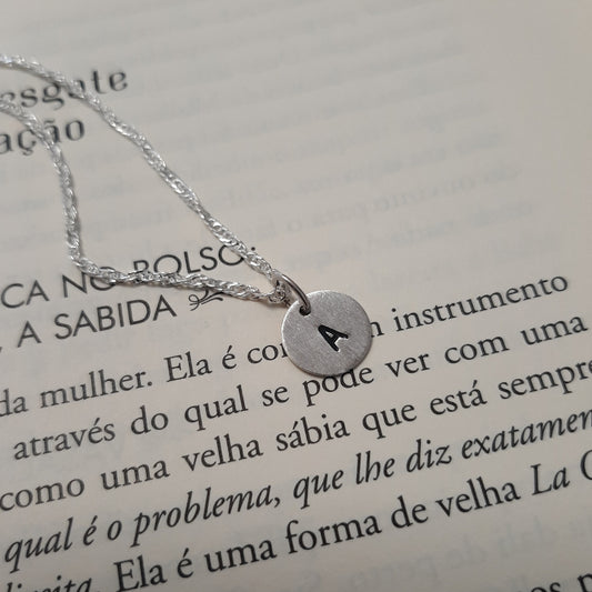 Collier lettre initiale en argent 925 avec médaille gravée, vue de face