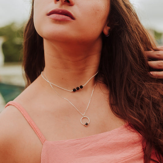 Collier en argent massif avec pendentif rond et pierre d'onyx - Élégance intemporelle