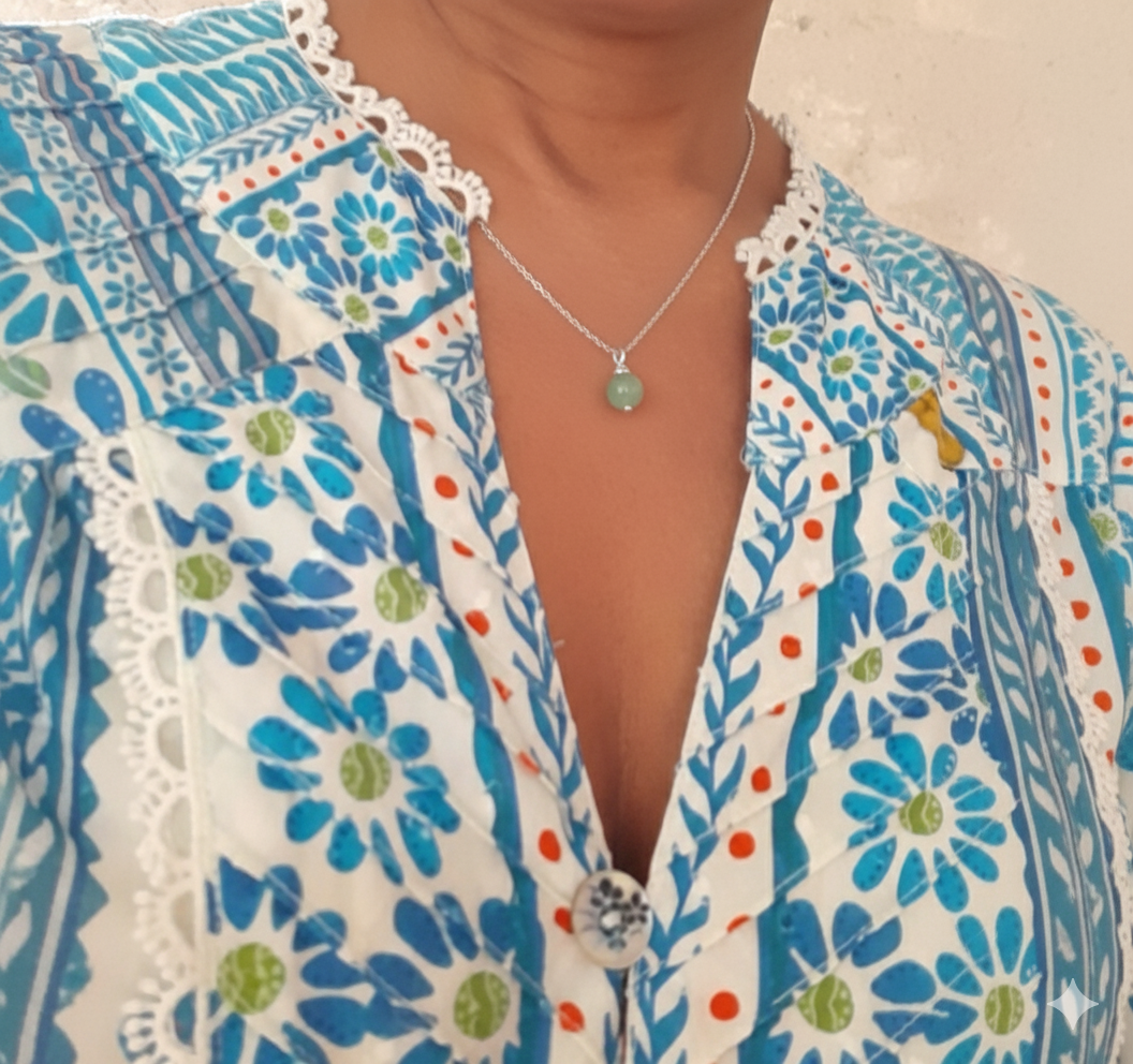 Collier fin en argent 925 avec perle d'aventurine naturelle, porté sur cou féminin