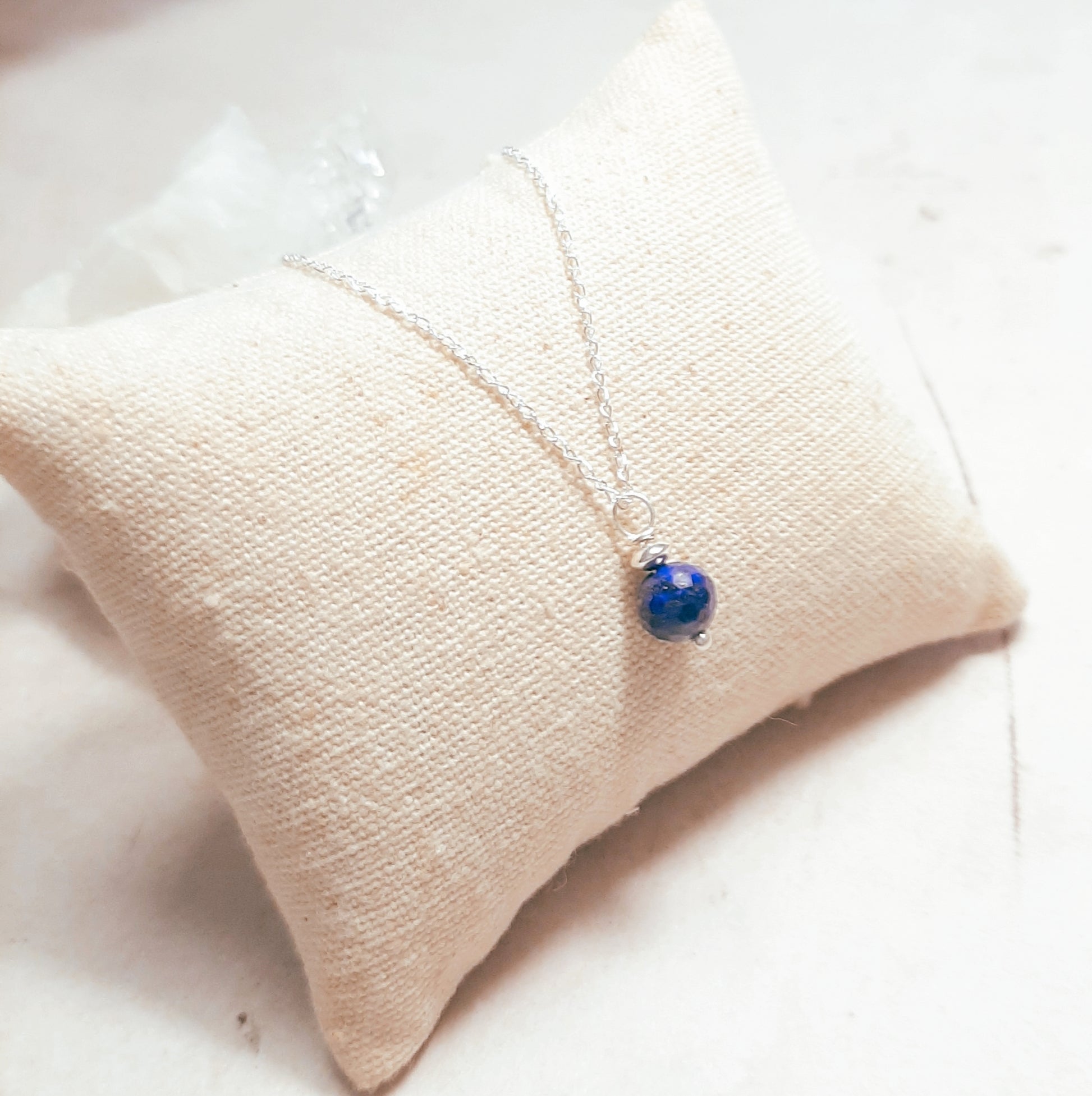 Flat lay collier lapis lazuli argent 925 sur fond neutre