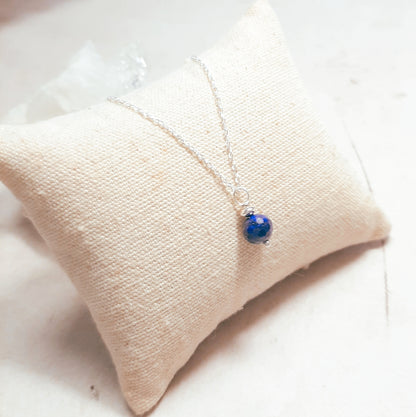 Flat lay collier lapis lazuli argent 925 sur fond neutre