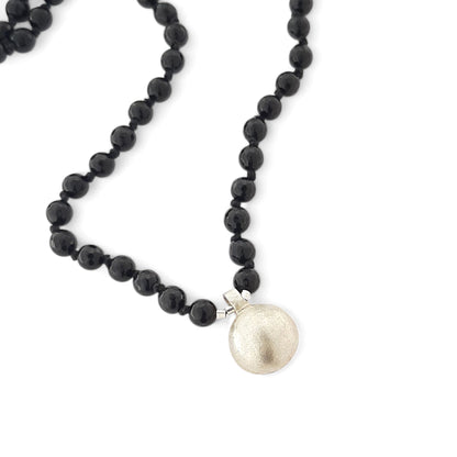 Chapelet bouddhiste, mala 108 pierres en onyx avec un pendentif grelot en argent