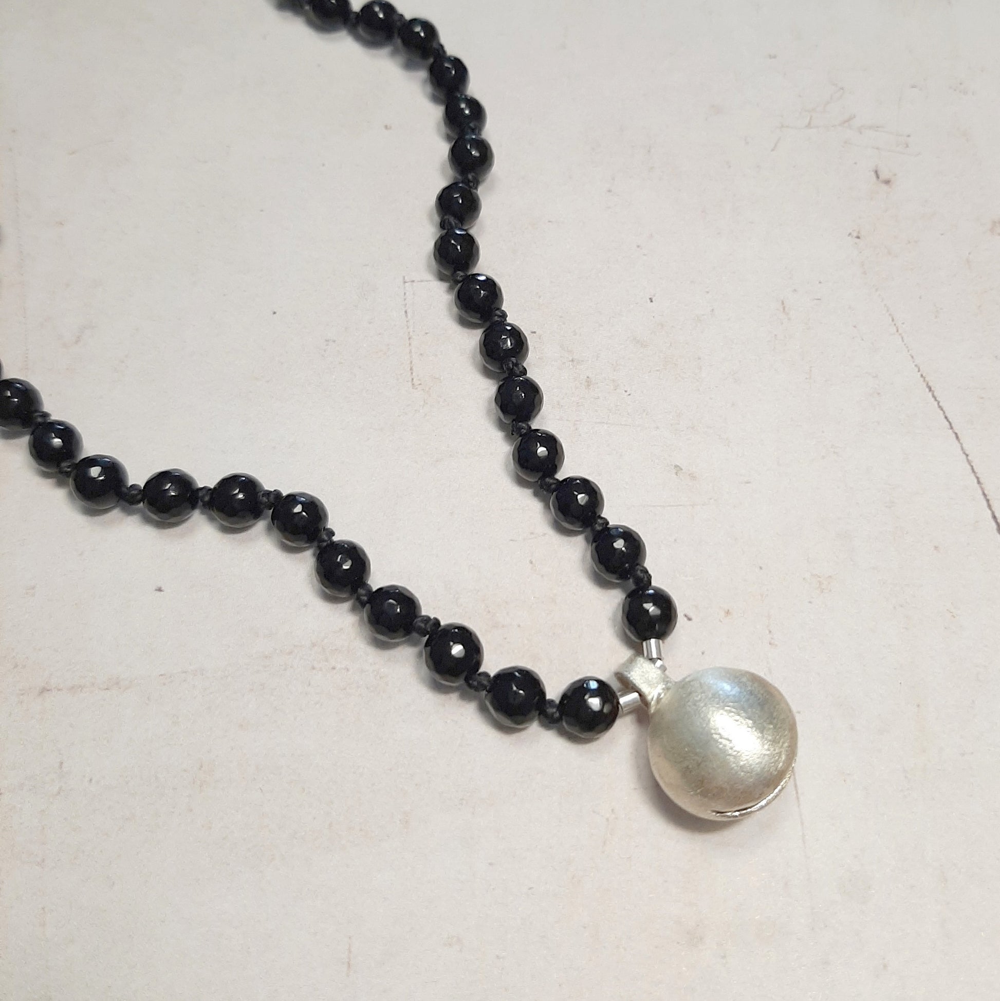 Bijou spirituel mala onyx et appeleur d’anges, symbole de protection. chapelet bouddhiste.
