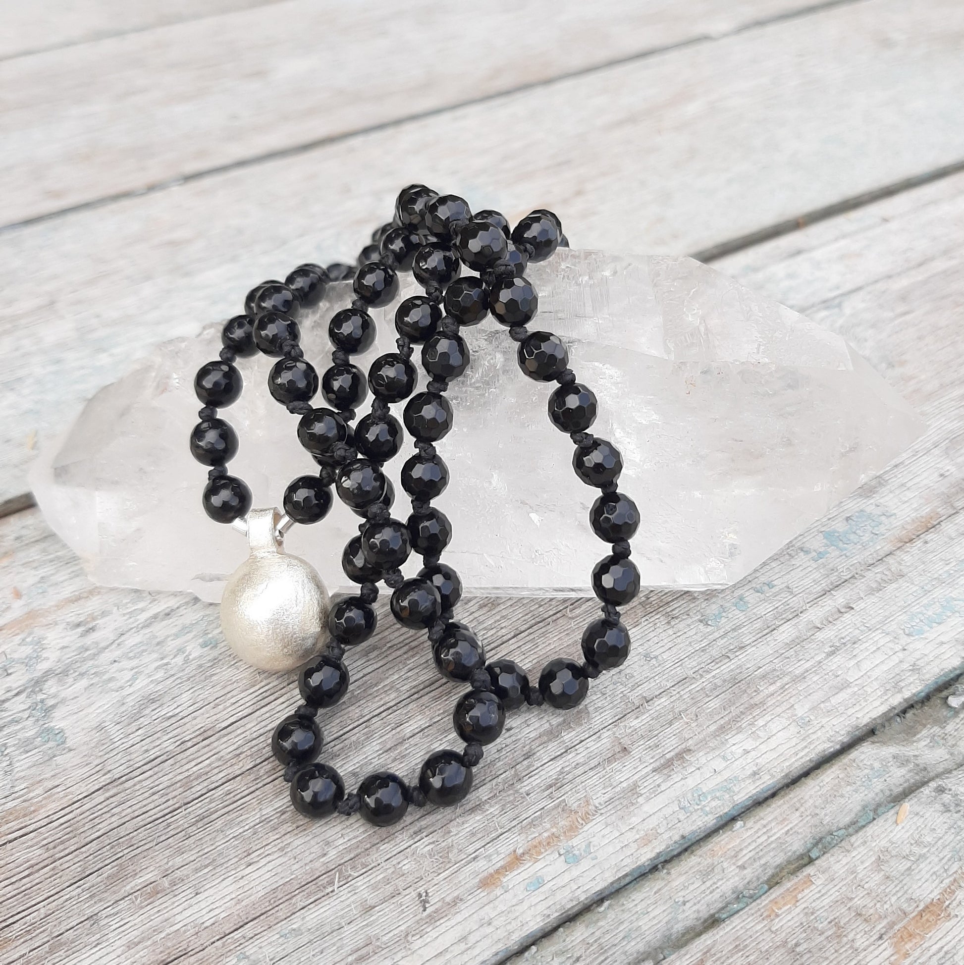 Ce mala de 108 pierres s’accompagne d’un appeleur d’anges en argent, symbole de paix intérieure. Chaque perle invite à la présence, tandis que le carillon discret du pendentif relie à l’énergie bienveillante des anges. Un bijou pour se recentrer et s’ouvrir à la lumière.