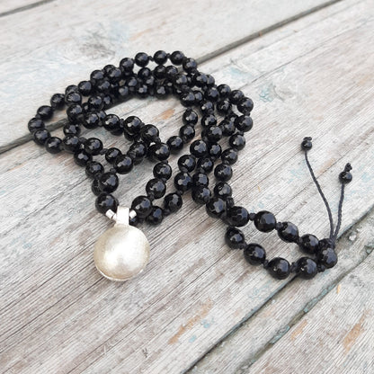 Sautoir mala en onyx avec pendentif appeleur d’anges en argent