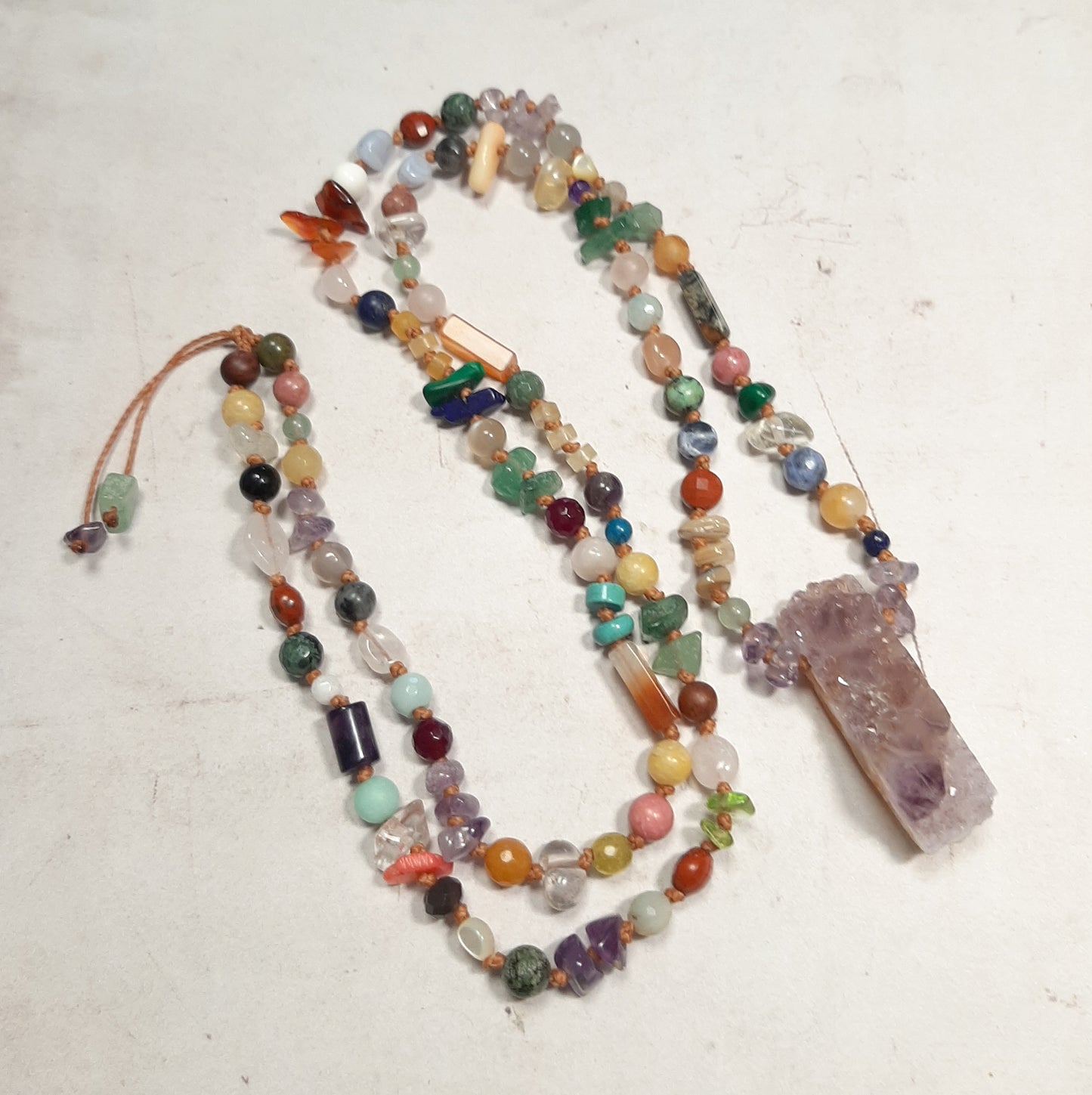 sautoir ethnique Salvador avec pendentif en améthyste brute et pierres naturelles