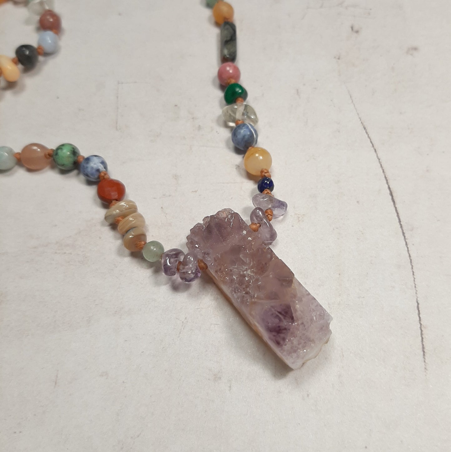 détail pendentif améthyste brute sur sautoir Salvador