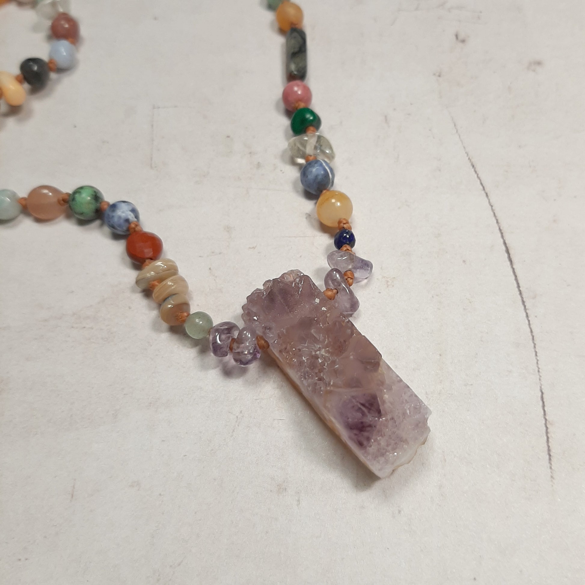 détail pendentif améthyste brute sur sautoir Salvador