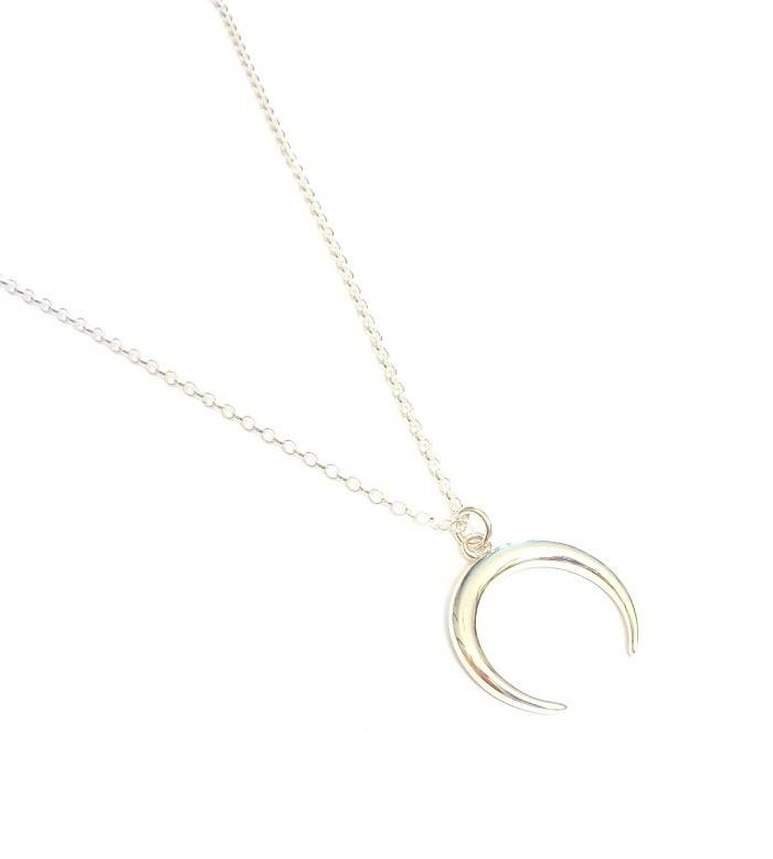 collier unisexe en argent 925, orné d'un pendentif en forme de croissant de lune / corne. Ce collier est un excellent choix pour toutes les occasions, qu'il s'agisse d'un cadeau ou d'un ajout à votre propre collection de bijoux. Faites-vous plaisir avec ce bijou intemporel en argent 925.