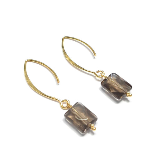 Boucles d'oreilles minimalistes en argent 925 doré et pierres naturelles de quartz fumé.