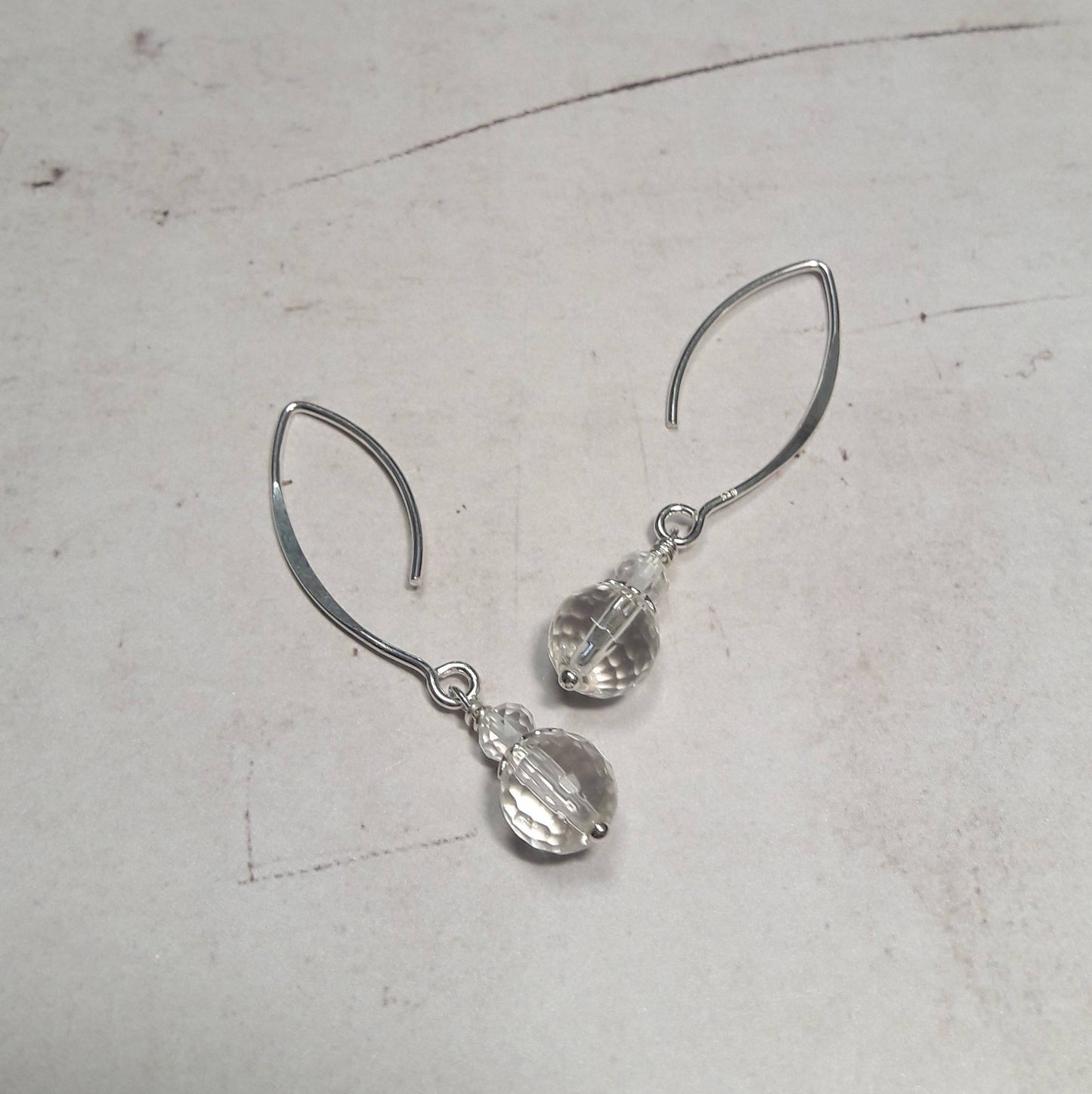 Boucles d’oreilles longues en argent 925, ornées de pierres naturelles de cristal de roche. Longueur: 4,5 cm environ. Le cristal de roche apporte vitalité et réconfort, et en lithothérapie, il est reconnu pour sa capacité à recevoir, émettre et amplifier les énergies.