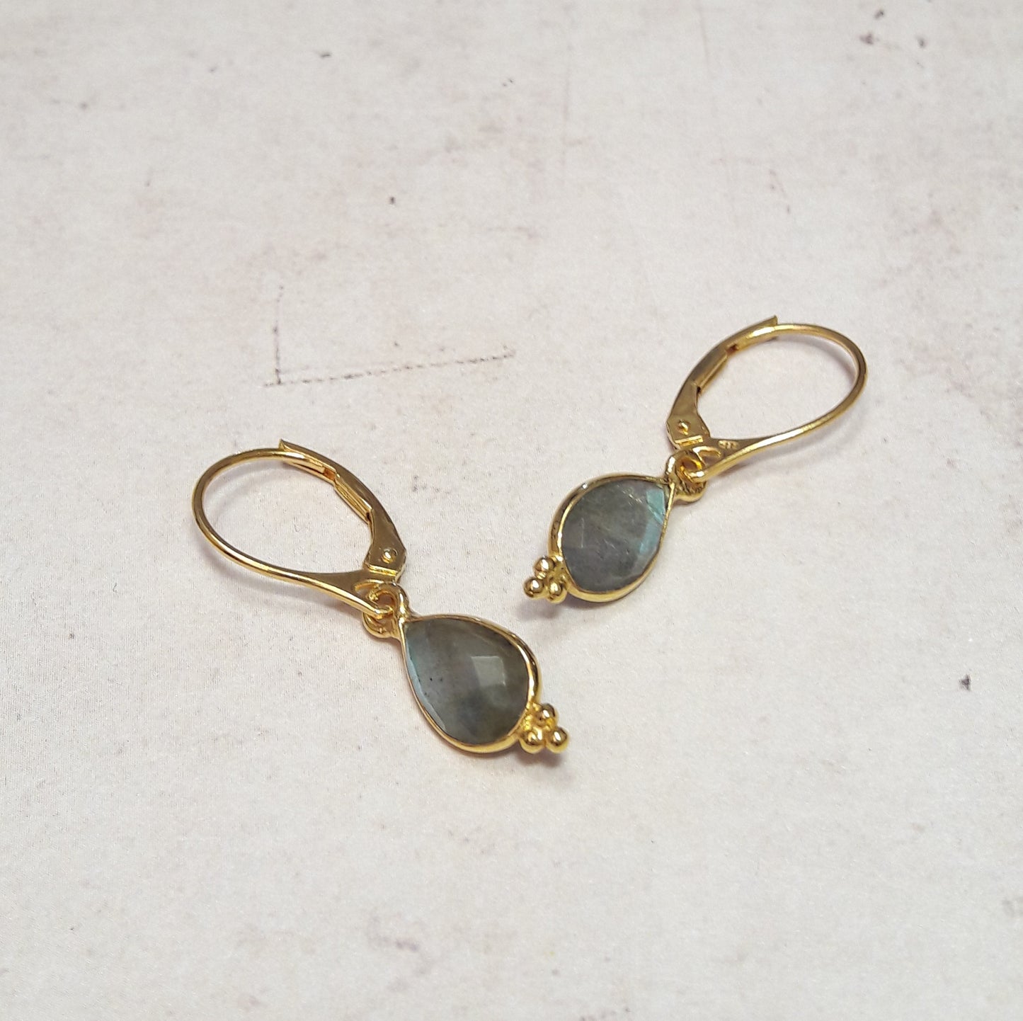 Boucles d'oreilles en argent 925 doré à l'or fin 24 carats et pierres naturelles : labradorite.