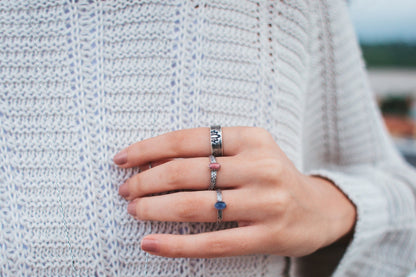 bague en argent 925 avec une pierre rose en rhodonite, motifs fleurs gravé