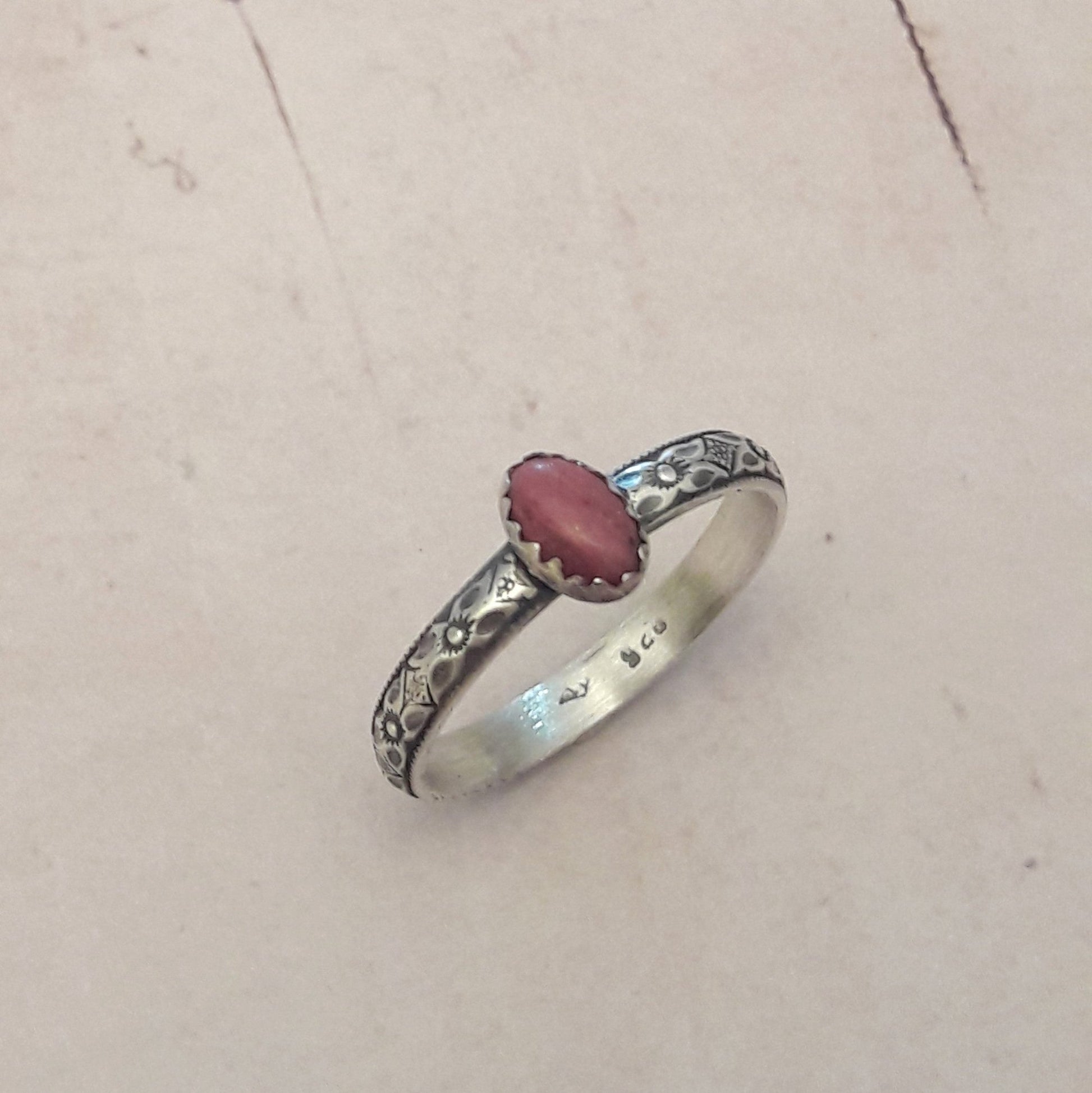 bague en argent 925 avec une pierre de rhodonite, motifs fleurs