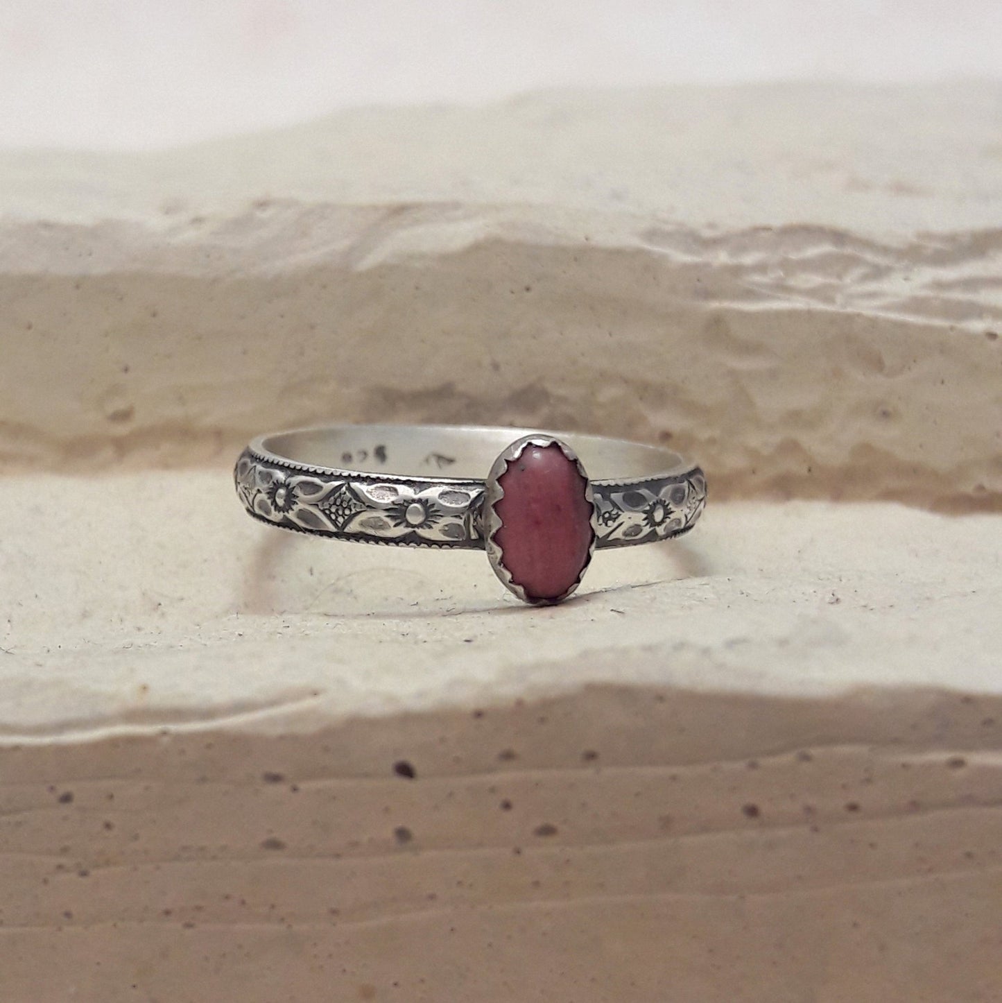 Bague ethnique en argent massif patiné et pierres naturelles : rhodonite. 
Cette bague, agrémentée de motifs floraux, est idéale pour les amatrices de bijoux délicats et sophistiqués, ainsi que pour celles désireuses d'ajouter une touche de nature et de romantisme à leur style. Que ce soit pour une occasion spéciale ou pour une utilisation quotidienne, cette bague vous apportera une touche d'originalité et d'authenticité.