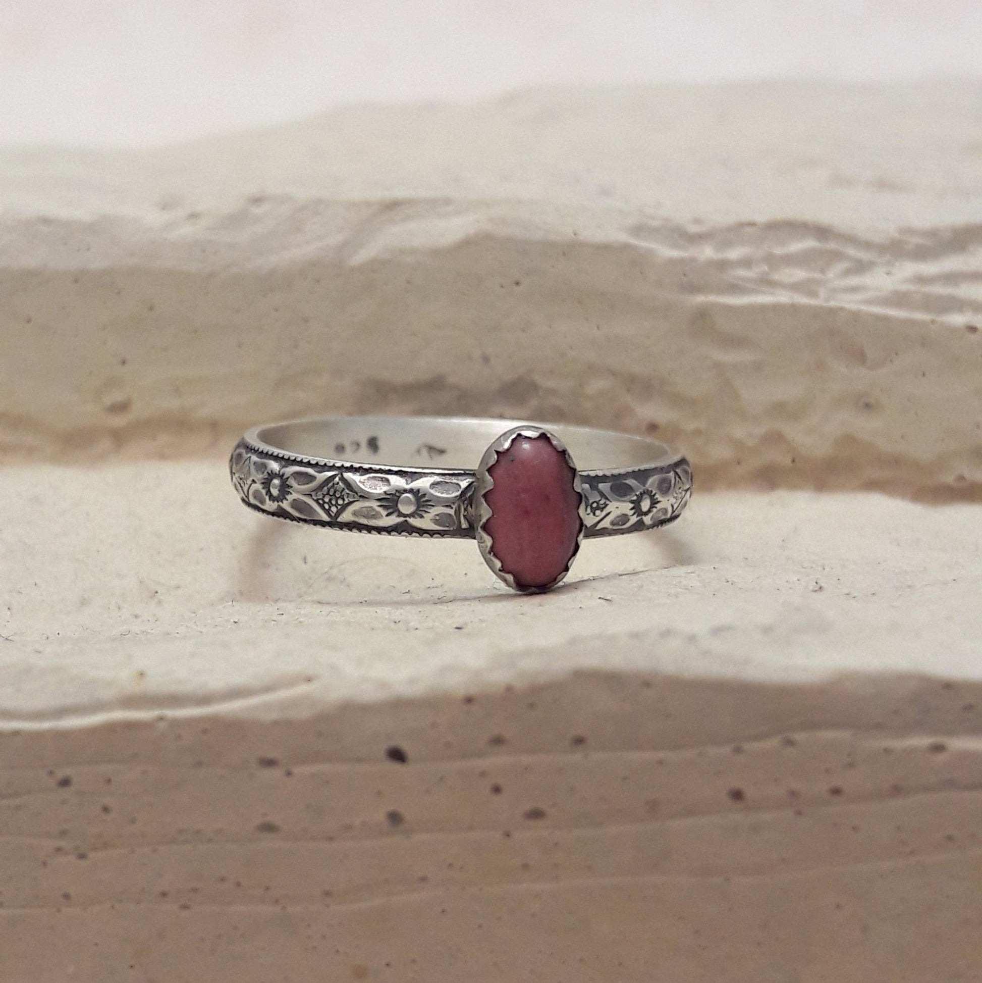 Bague ethnique en argent massif patiné et pierres naturelles : rhodonite. 
Cette bague, agrémentée de motifs floraux, est idéale pour les amatrices de bijoux délicats et sophistiqués, ainsi que pour celles désireuses d'ajouter une touche de nature et de romantisme à leur style. Que ce soit pour une occasion spéciale ou pour une utilisation quotidienne, cette bague vous apportera une touche d'originalité et d'authenticité.