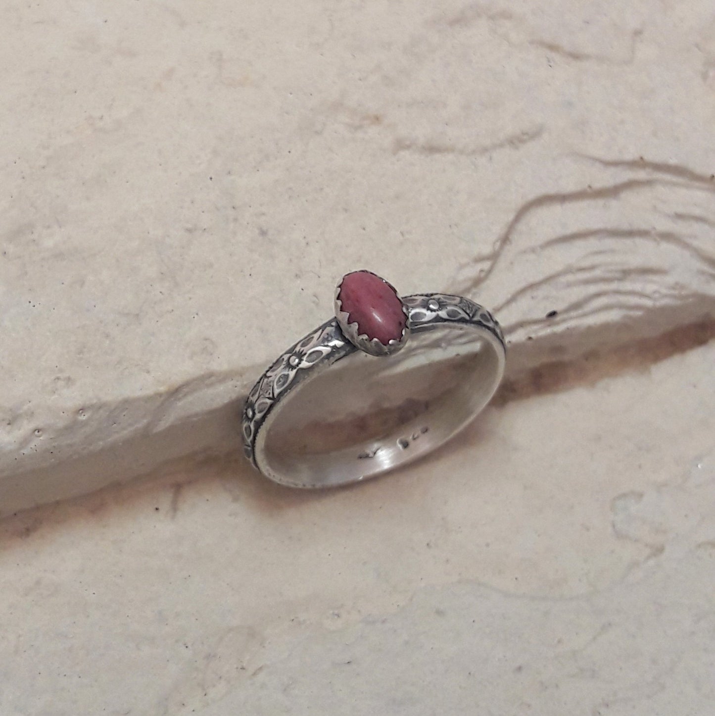 Bague ethnique en argent massif patiné et pierres naturelles : rhodonite. 
Cette bague, agrémentée de motifs floraux, est idéale pour les amatrices de bijoux délicats et sophistiqués, ainsi que pour celles désireuses d'ajouter une touche de nature et de romantisme à leur style. Que ce soit pour une occasion spéciale ou pour une utilisation quotidienne, cette bague vous apportera une touche d'originalité et d'authenticité.