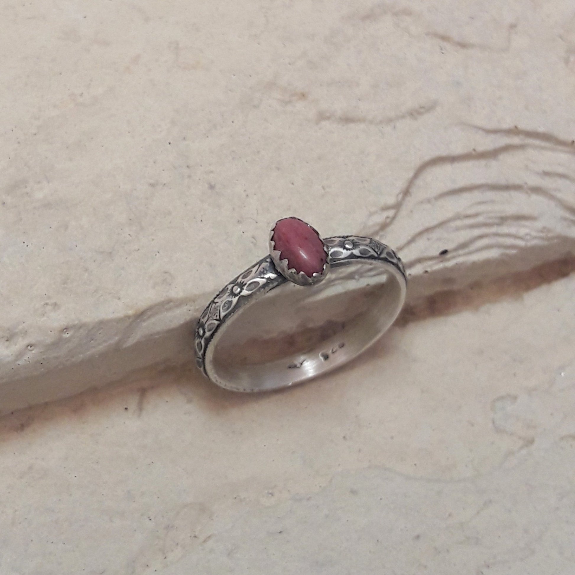 Bague ethnique en argent massif patiné et pierres naturelles : rhodonite. 
Cette bague, agrémentée de motifs floraux, est idéale pour les amatrices de bijoux délicats et sophistiqués, ainsi que pour celles désireuses d'ajouter une touche de nature et de romantisme à leur style. Que ce soit pour une occasion spéciale ou pour une utilisation quotidienne, cette bague vous apportera une touche d'originalité et d'authenticité.