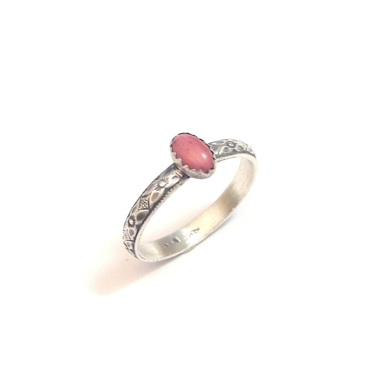 Bague ethnique en argent massif patiné et pierres naturelles : rhodonite. 
Cette bague, agrémentée de motifs floraux, est idéale pour les amatrices de bijoux délicats et sophistiqués, ainsi que pour celles désireuses d'ajouter une touche de nature et de romantisme à leur style. Que ce soit pour une occasion spéciale ou pour une utilisation quotidienne, cette bague vous apportera une touche d'originalité et d'authenticité.