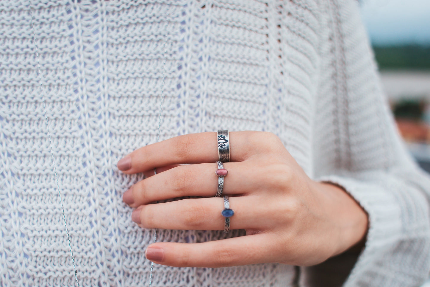  Cette bague ethnique en argent massif est ornée d'une pierre naturelle d'iolite, connue pour sa belle teinte bleue-violette. Avec ses motifs floraux gravés à la main, elle offre une touche délicate et romantique, idéale pour les amateurs de bijoux sophistiqués et uniques. La dimension de l'iolite est de 6x4 mm, et la largeur de l'anneau est d'environ 2,9 mm. Chaque pièce est fabriquée avec soin en France, garantissant une qualité artisanale et un bijou durable.