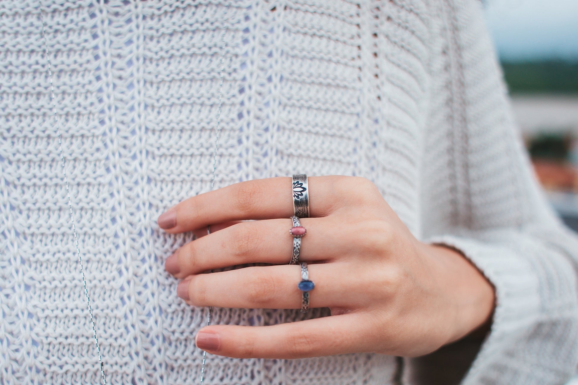  Cette bague ethnique en argent massif est ornée d'une pierre naturelle d'iolite, connue pour sa belle teinte bleue-violette. Avec ses motifs floraux gravés à la main, elle offre une touche délicate et romantique, idéale pour les amateurs de bijoux sophistiqués et uniques. La dimension de l'iolite est de 6x4 mm, et la largeur de l'anneau est d'environ 2,9 mm. Chaque pièce est fabriquée avec soin en France, garantissant une qualité artisanale et un bijou durable.