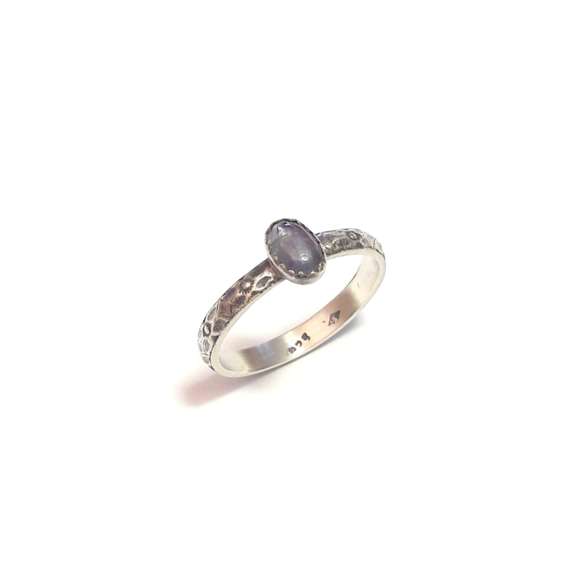  Cette bague ethnique en argent massif est ornée d'une pierre naturelle d'iolite, connue pour sa belle teinte bleue-violette. Avec ses motifs floraux gravés à la main, elle offre une touche délicate et romantique, idéale pour les amateurs de bijoux sophistiqués et uniques. La dimension de l'iolite est de 6x4 mm, et la largeur de l'anneau est d'environ 2,9 mm. Chaque pièce est fabriquée avec soin en France, garantissant une qualité artisanale et un bijou durable.