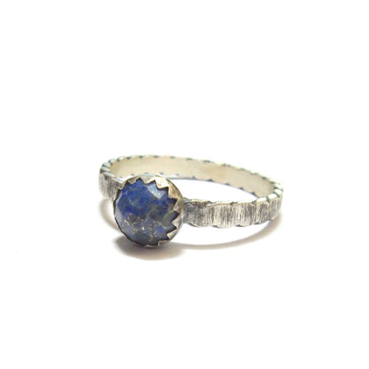 Bague ethnique en argent massif patiné noir et pierres naturelles: lapis-lazuli.
